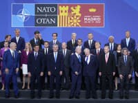 Prezidentka Zuzana Čaputová (v prednom rade prvá sprava) a lídri krajín členských štátov Severoatlantickej aliancie (NATO) pózujú po oficiálnom privítaní na summite Severoatlantickej aliancie v Madride