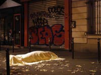 Obeť pod prikrývkou leží mŕtva pred divadlom Bataclan v Paríži, 13. novembra 2015.