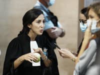 Právnička Salaha Abdeslama Olivia Ronenová (vľavo), hovorí mimo súdnej siene, 8. septembra 2021 v Paríži.