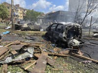 Najmenej 12 ľudí vrátane jedného dieťaťa zahynulo a 25 ďalších osôb utrpelo zranenia pri ruskom raketovom útoku na mesto Vinnycia.
