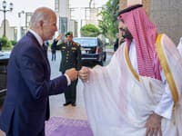 Americký prezident Joe Biden sa stretol so saudskoarabským korunným princom Muhammadom bin Salmánom.