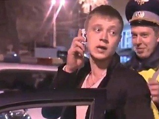 Opitý vodič pobavil políciu, telefonoval s krabičkou cigariet!