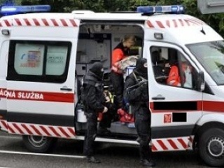 Za postreleného kukláča (37) dýchajú prístroje