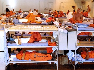 Preplnené väznice v Kalifornii