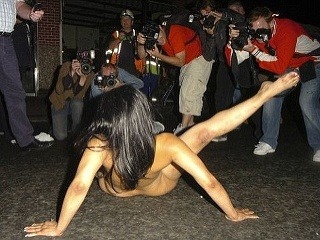 Bezradná polícia: Nahej žene