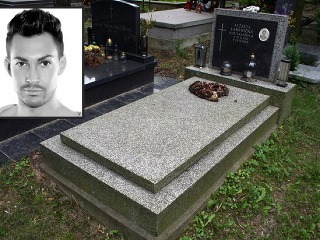 Alex, hrob, pochovaný