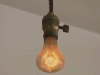 Záhadná žiarovka svieti už