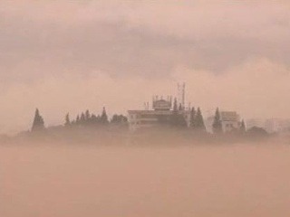 Neuveriteľná fatamorgána: Nad hmlou