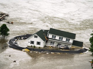 Rozvodnená rieka Missouri zaplavila