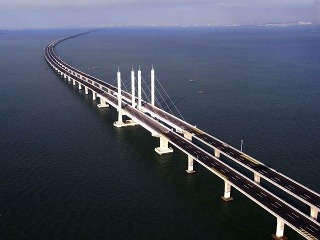 Najdlhší most meria 42