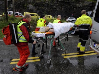 Záchranári pomáhajú zraneným na