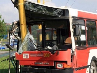 V Petržalke havaroval autobus