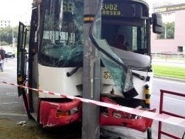 Autobus bratislavskej MHD vrazil
