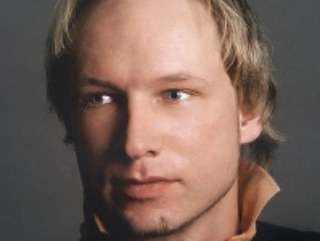 Breivik má absurdné podmienky: