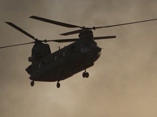 Pri havárii vojenského vrtuľníka