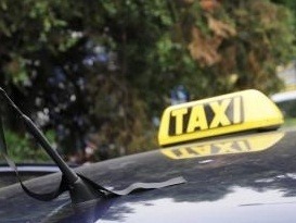 Taxikár vymieňal opitým zákazníkom