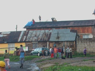 Búrka im zničila strechu