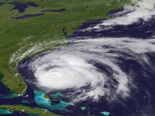 Hurikán Irene zoslabol, zostáva