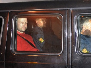 Breivik v červenom lacoste