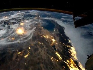 Neuveriteľné: Okolo Zeme sa