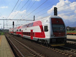 Vlak s 200 pasažiermi