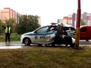V Petržalke havarovali policajti: