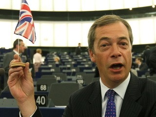 Kontroverzný Nigel Farage gratuluje