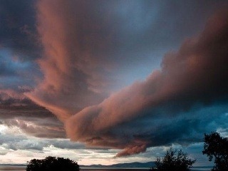 Slovensko budú zahaľovať oblaky: