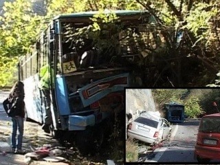 Autobus po zrážke skončil
