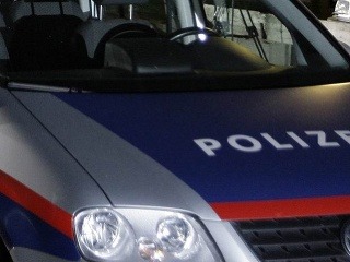 Rakúski policajti prenasledovali opitých