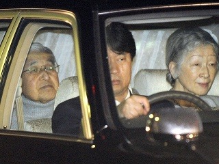 Cisára Akihita odvážajú do