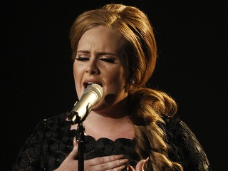 Speváčku Adele museli operovať!