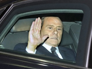 Ciao, Silvio! Berlusconi podal
