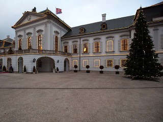 Prezidentský palác vianočne rozsvietili