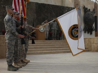Vojaci stiahli vojenskú vlajku