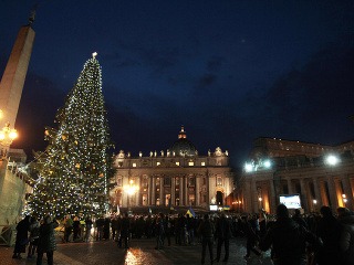 Vysvietený stromček vo Vatikáne