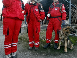 Záchranári so psom pomáhali