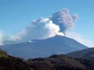 Sicílska sopka Etna opäť
