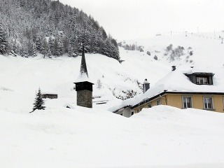 Rakúsko ďalej zasypáva sneh,