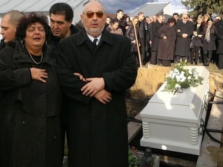 Pohreb Petra Končeka: Záhadný