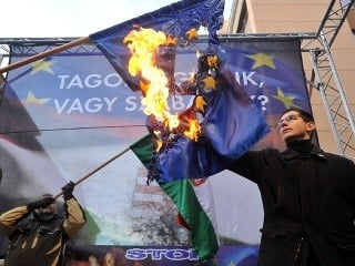 Jobbik pálil vlajku EÚ,