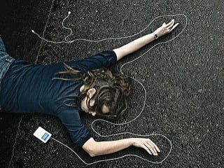 Smrtiace slúchadlá: Počúvanie hudby