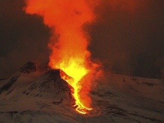 Sopka Etna opäť chrlila