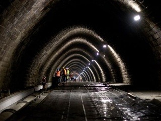Tunel pod Hradom čakajú