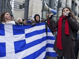 Gréci protestujú proti úsporným