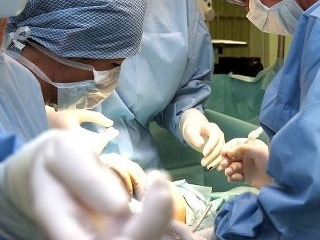 Lekári pri unikátnej operácii