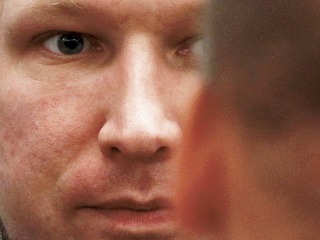 Breivik tvrdí, že sa