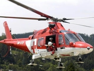 Záchranári s vrtuľníkom pomáhali