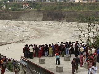 Miestni ľudia sledujú stúpajúcu
