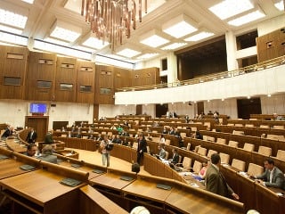 Parlament pokračuje v rokovaní